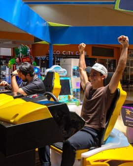 ¡La competencia está en su punto! 🚗💥 Reta a tus amigos en el arcade de Centro Maya y demuestra